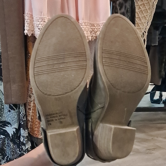 Stylish Gray Ankle Boots - Picture 8 of 14